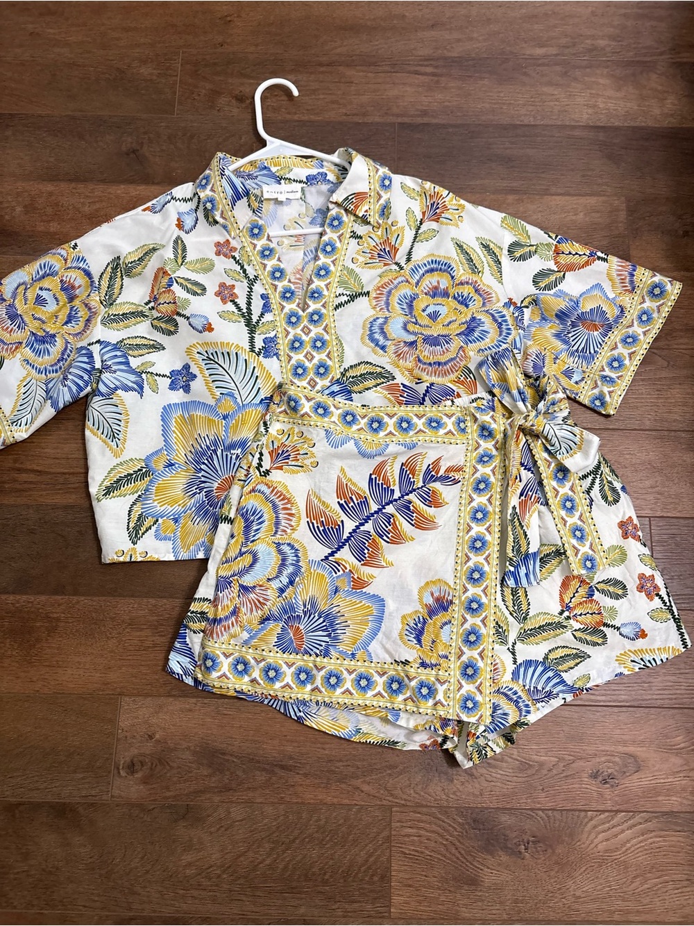 Entro Women’s Medium Floral 2 Piece Skort Set Blue Yellow White Matching Top
